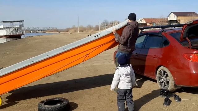 Погрузка пластиковой лодки на верхний багажник авто в одно лицо. Лодка Ривербоат Навигатор 390. смотреть онлайн