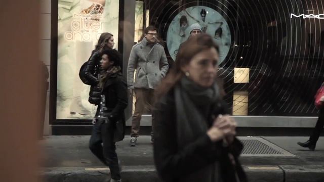 Машина в витрине магазина Colette смотреть онлайн