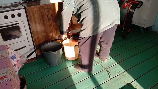 Наша царица на троне! Набираем воду домой. смотреть онлайн