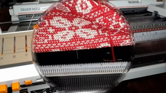 Обзорный ролик по вязанию детской шапки с ушками в технике ДФЖ на вязальной машине. смотреть онлайн
