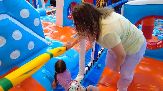 VISITAMOS O PARQUE DA GALINHA PINTADINHA - FAMÍLIA BELLA E LUCCA SHOW смотреть онлайн