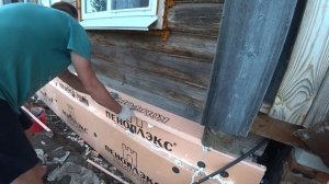 Утеплил фундамент в деревенском доме