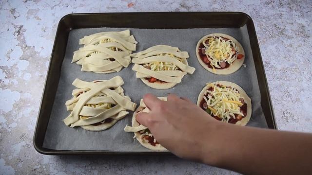Mummy Puff Pastry Pizza Pies - Fun Halloween Recipe смотреть онлайн