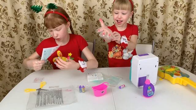 Настя и Вика открывают новогодние подарки. Новый год. Подарки под елочкой. Играем со слаймами. смотреть онлайн