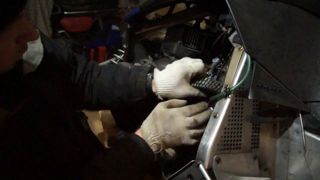 Стартер снегохода Arctic Cat Bearcat 570 XT. Часть 2. Снятие вариатора. смотреть онлайн
