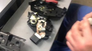 Ремонт замка двери на Вольво Хс70