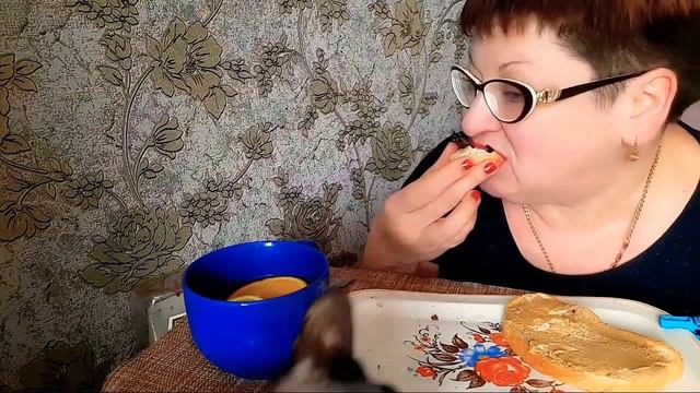 Пожрем/Мукбанг бутерброды с паштетом и шпроты/жру шпроты, а хочу шаурмы/обжор на камеру/