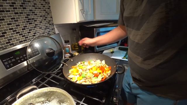 Курица с овощами в соусе терияки / Назар готовит а мама умничает / США влог смотреть онлайн