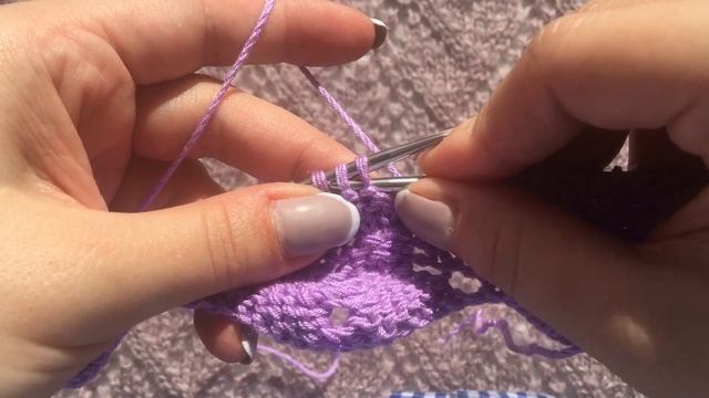 Вяжем две петли вместе изнаночной с наклоном вправо и с наклоном влево смотреть онлайн