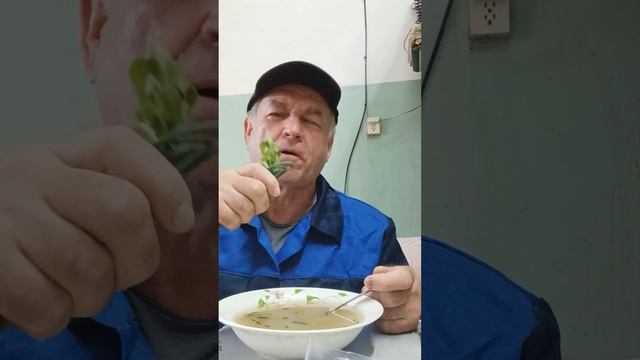 Ем суп гороховый с копченостями  на работе.