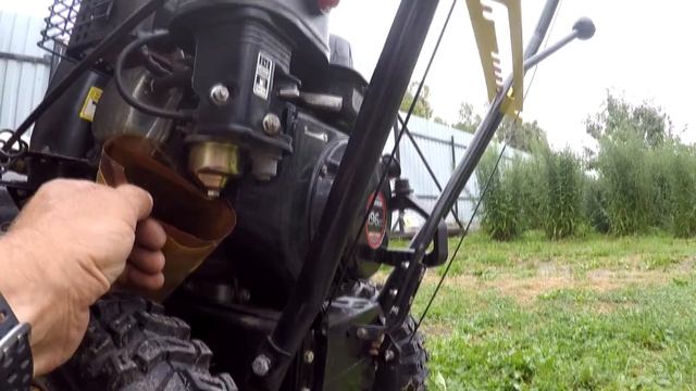 Как слить бензин со снегоуборщика