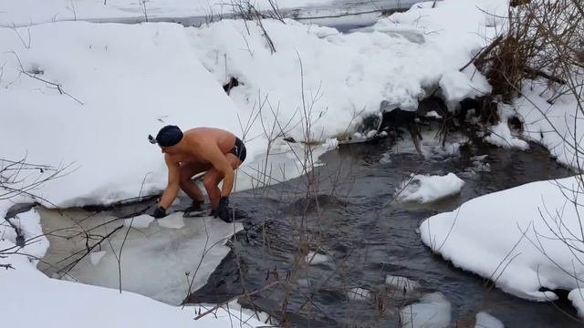 Dangerous! Crazy Russian Winter Swimming. Закаливание организма по системе Iceflydiving. смотреть онлайн