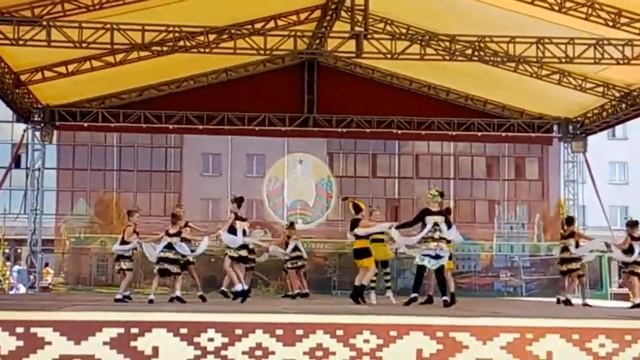 Лена пчёлка со светлой чёлкой смотреть онлайн