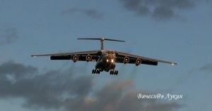 Визуальный заход на закате Ил-76МД RF-95669