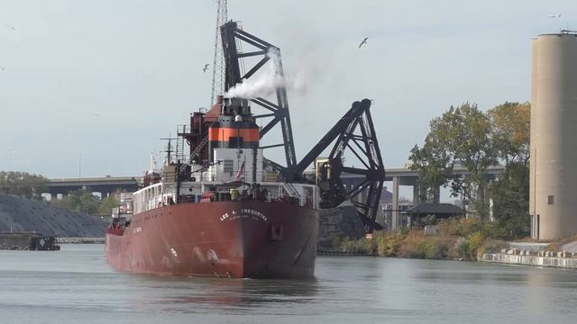 Lee A Tregurtha on Rouge River смотреть онлайн