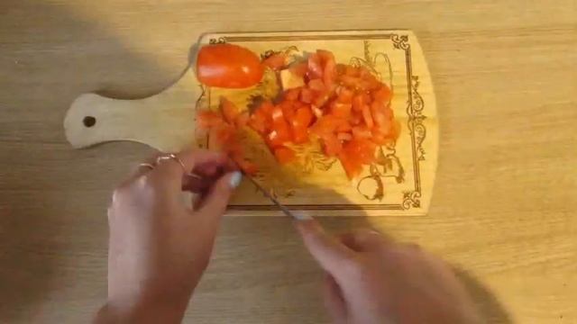 Салат с крабовыми палочками, сыром и помидором смотреть онлайн