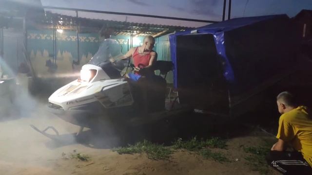 Загоняем снегоход в прицеп смотреть онлайн