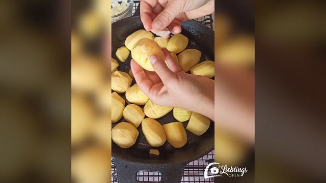 Lieblingsofen.Fächerkartoffeln. Schnell und lecker.Картошка-гармошка с чесноком, пальчики оближешь! смотреть онлайн