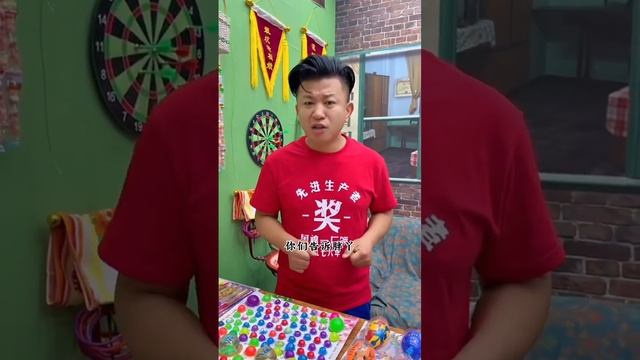 二狗子路邊撿了空瓶健力寶，去小賣部套路老闆娘，真是一肚子壞水！ 【回憶童年】 смотреть онлайн