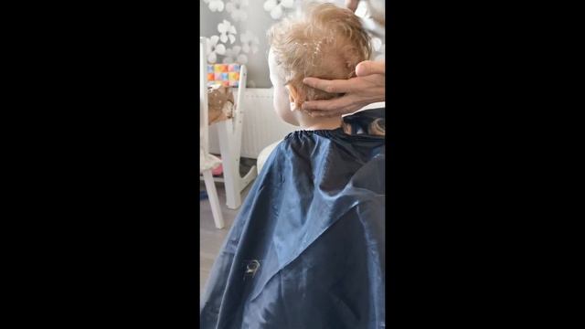 Стрижка ребенка 1 год с помощью детской машинки для стрижки волос Philips HC1091/15 Avent смотреть онлайн