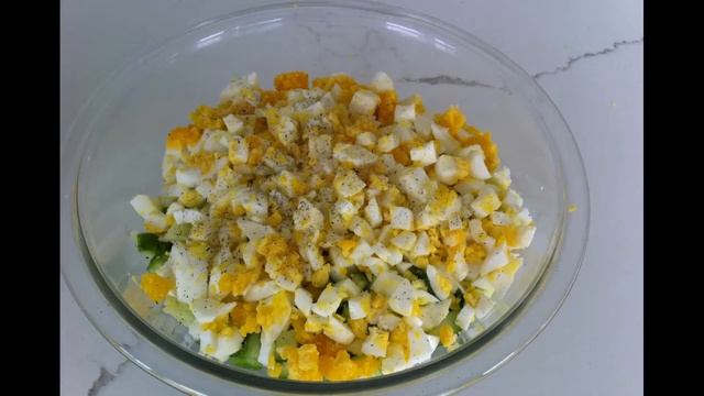 Вкусный и сытный салат с яиц и свежих огурцов. смотреть онлайн