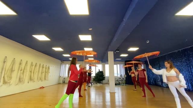 Уроки . Китайский танец с зонтиками, группа, Две колоны под счёт смотреть онлайн