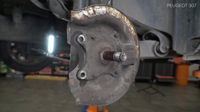 Kuinka Vaihtaa Takajarrulevyt PEUGEOT 307 (3H) -merkkiseen Autoon [AUTODOC -OHJEVIDEO]