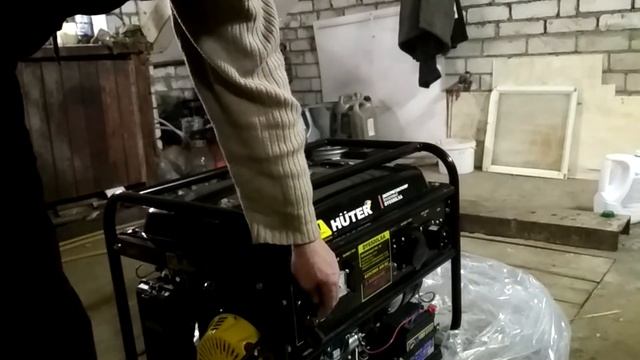 бензогенератор HUTER DY6500LXA, распаковка, первый старт, подключение к сети, одной левой смотреть онлайн