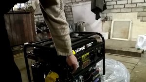 бензогенератор HUTER DY6500LXA, распаковка, первый старт, подключение к сети, одной левой