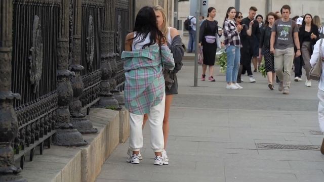 Красивые и модные в Москве. В тренде быть просто. Летний стритстайл. смотреть онлайн