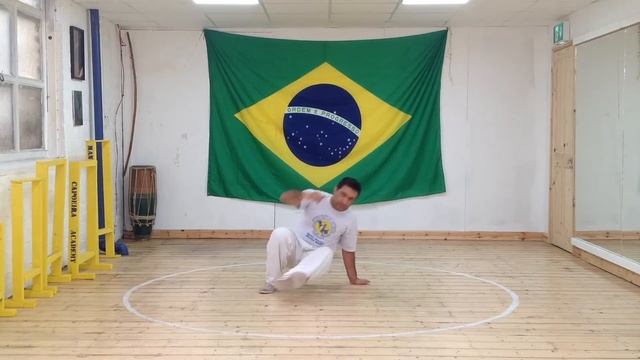 Capoeira Kicks - Chapeu de Couro - An Acrobatic Capoeira Kick смотреть онлайн