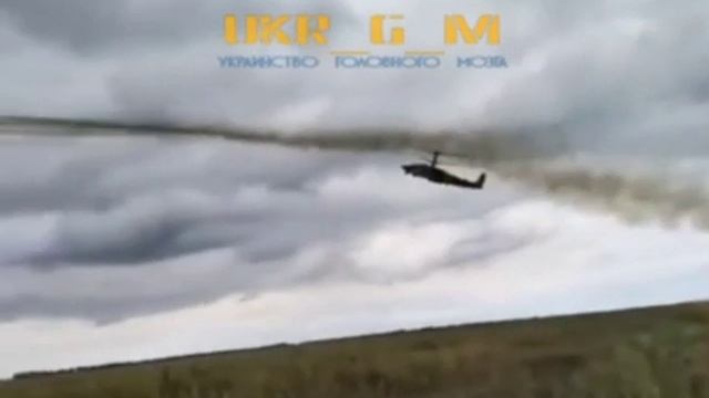 Боевая работа разведывательно-ударного вертолета Ка-52 Аллигатор по позициям и техники боевиков ВСУ смотреть онлайн