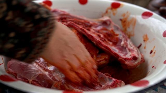 Tandoor Oven - Built and Cooking Lamb and Vegetables Inside смотреть онлайн