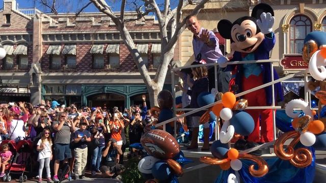 Peyton Manning at Disneyland after Super Bowl 50 - [High Res 1080] смотреть онлайн
