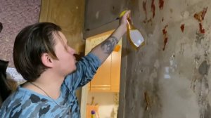 Как снять старые обои быстро. Как снять обои которые не отклеиваются.