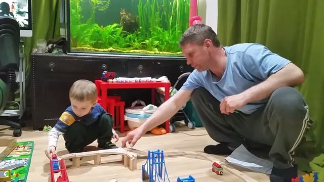 Play trains with dad, Pelata junat isä, Играем в паровозики с папой смотреть онлайн