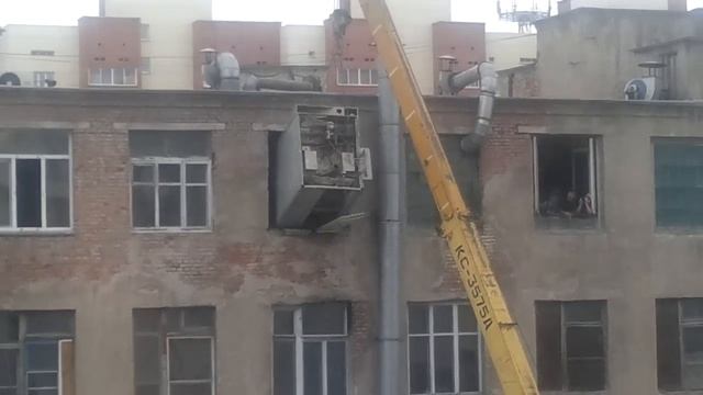 Холодильник вытаскивают из окна смотреть онлайн