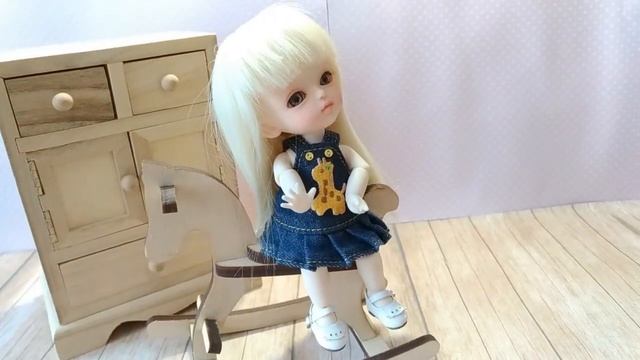 Lizzie качается на коняшке и потеряла любимую игрушку