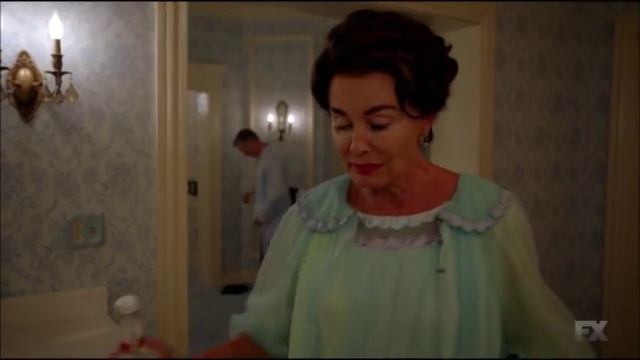 Joan Crawford talks about Bette Davis - "Feud: Bette and Joan" смотреть онлайн