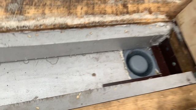 ПОЭТАПНОЕ СТРОИТЕЛЬСТВО БАНИ "МОБАНЯ" серия №3 слив в бане на винтовых сваях смотреть онлайн