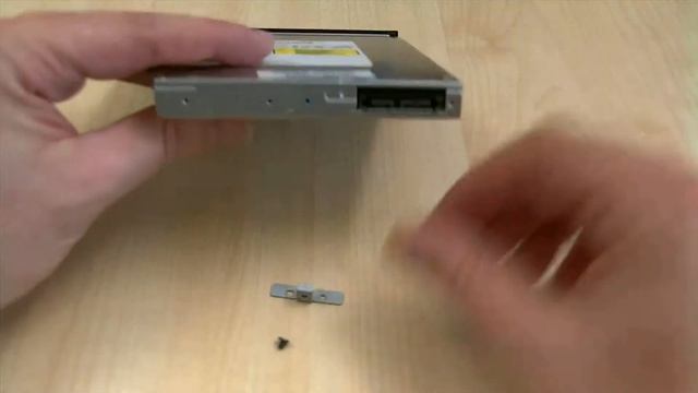 Toshiba Série L550 / L555: Remplacement du lecteur de disque optique смотреть онлайн