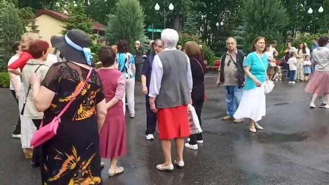 А я люблю тебя мою чужую!!!??Красивые танцы в парке Горького!!!??Харьков??2021 смотреть онлайн