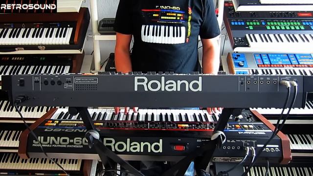 Roland Juno-60 vs. Juno-106 Vintage Analog Synthesizer battle смотреть онлайн