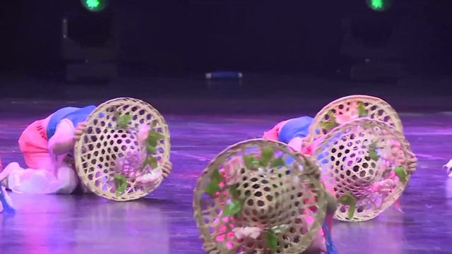 【民族舞】可爱的幼儿园小朋友跳中国舞《桃花山》，跳的太好了 | Fashion dance смотреть онлайн