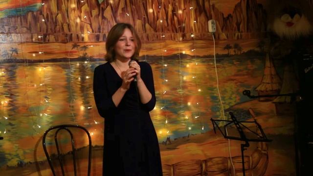 Яна Гоновичева читает стихотворение Али Кудряшовой "Словами тяжко - получится не любыми..." смотреть онлайн