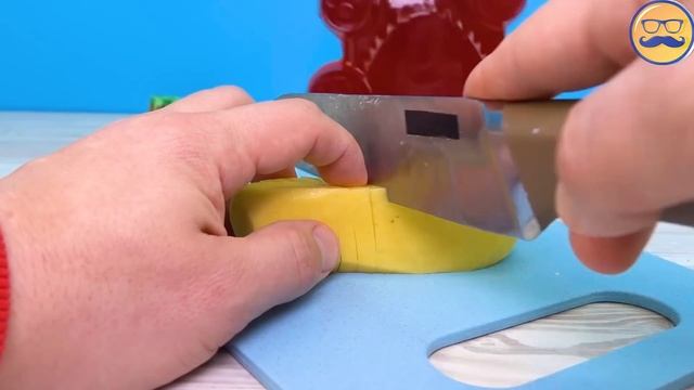 CÓMO HACER CHIPS DE OSO PARA VALERA EL OSO GELATINOSO | EL OSO VALERA Y RECETA DE CHIPS DE OSO смотреть онлайн