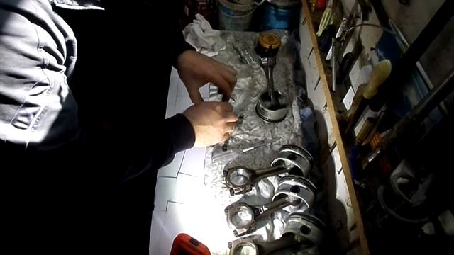 75 Установка шатунных вкладыше  двигателя  Джили МК  копия  двгателя TOYOT A4 FE