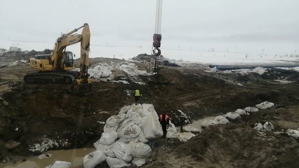 автокран работа у котлована