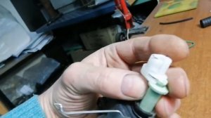 Toyota Avensis . Сломана тяжка язычка люка бензобака. Ремонт пластикового элемента.