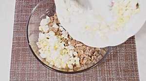 Салат с рыбными консервами, кукурузой и яйцами